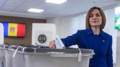 los-moldavos-esperan-el-resultado-de-las-elecciones-fundamentales-cuando-el-lider-advierte-sobre-la-interferencia-rusa
