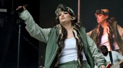 lola-young-‘hacer-ok’-despues-de-colapsar-en-el-escenario-durante-el-concierto