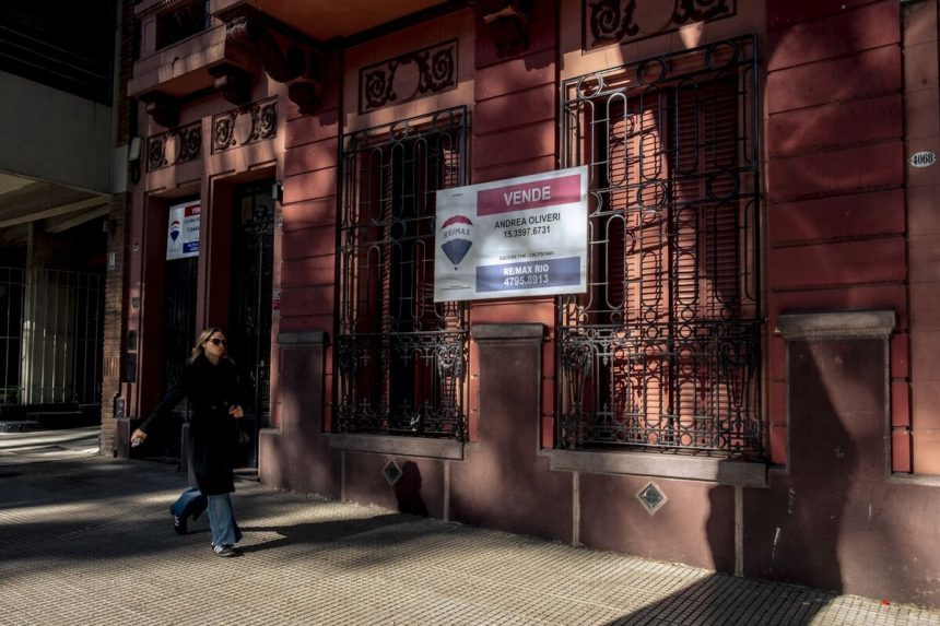 crisis-de-peso-impulsa-las-tasas-hipotecarias-al-15%,-lo-que-esta-volando-en-la-agenda-de-milei