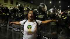 jovenes-peruanos-chocan-con-la-policia-en-protestas-antigubernamentales