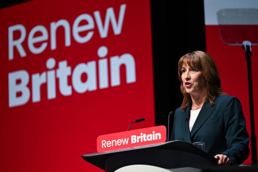 reeves-declara-farage-‘mayor-amenaza’-en-la-intento-de-reunir-a-mano-de-obra