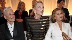 los-disenos-finales-de-giorgio-armani-se-presentan-en-el-desfile-de-modas-con-estrellas-–-en-pictures