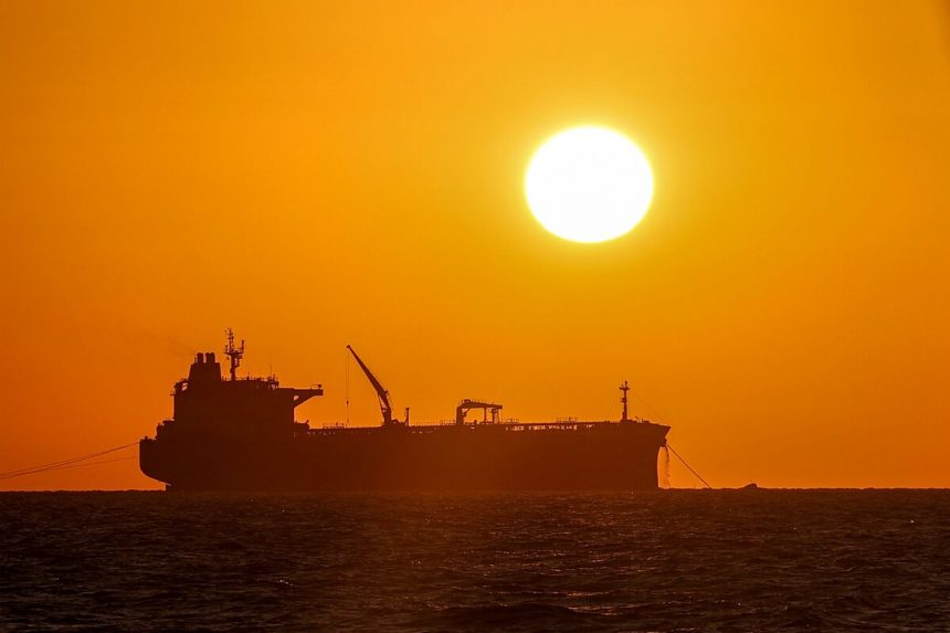 barco-de-carga-en-llamas-despues-de-ser-atacado-en-la-costa-de-yemen
