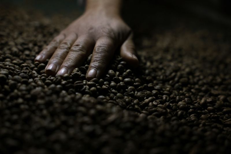 mas-personas-que-cortan-el-consumo-de-cafe-en-el-segundo-mercado-mas-grande-brasil,-muestra-el-estudio