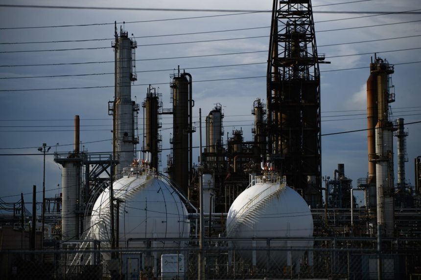 el-petroleo-extiende-la-disminucion-de-las-perspectivas-de-exceso-y-empuje-para-poner-fin-a-la-guerra-en-gaza
