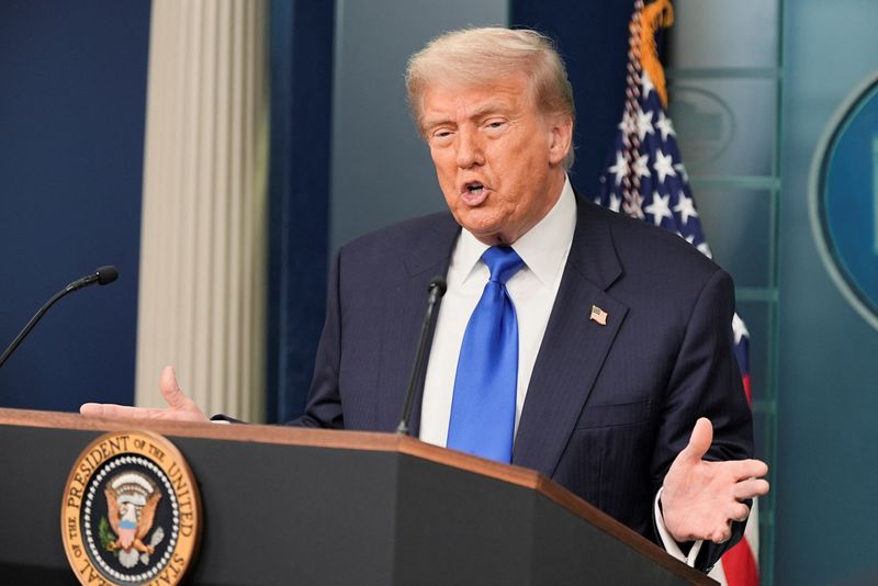 trump-establece-el-10%-de-la-tarifa-de-las-importaciones-de-madera,-el-25%-en-los-gabinetes-y-los-muebles
