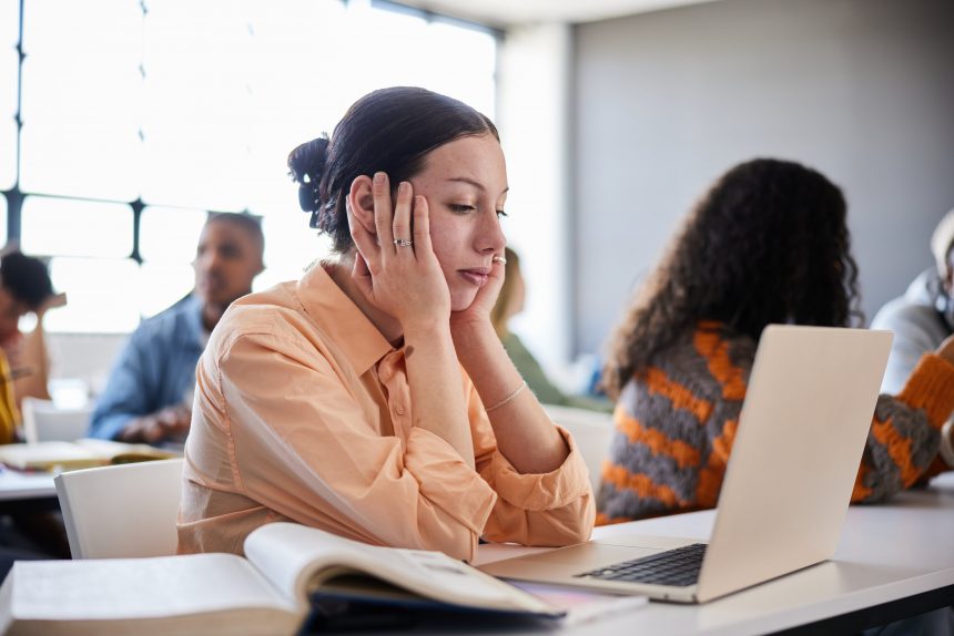 cursos-que-prometen-titulos-universitarios-y-no-cumplen:-como-reclamar-tus-derechos