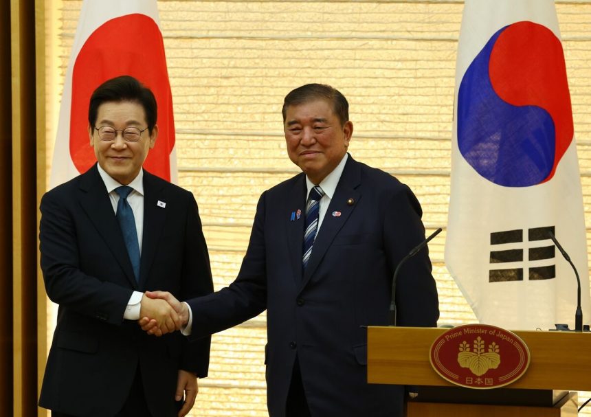 corea-del-sur,-japon-mira-los-lazos-de-cemento-antes-de-la-salida-de-ishiba