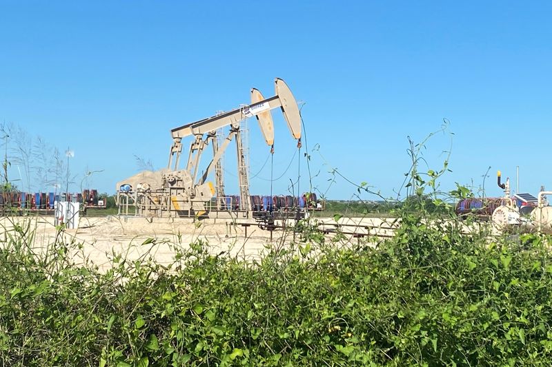 perspectiva-del-precio-del-petroleo-establezca-como-el-aumento-de-la-oferta-compensada-por-las-preocupaciones-sobre-la-produccion-rusa:-reuters-encuesta