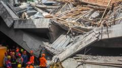 tres-muertos,-docenas-atrapadas-despues-de-que-la-escuela-indonesia-se-derrumbe-en-los-estudiantes