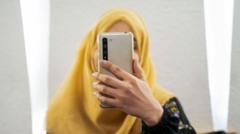 las-mujeres-afganas-pierden-su-‘ultima-esperanza’-cuando-los-talibanes-cierra-internet