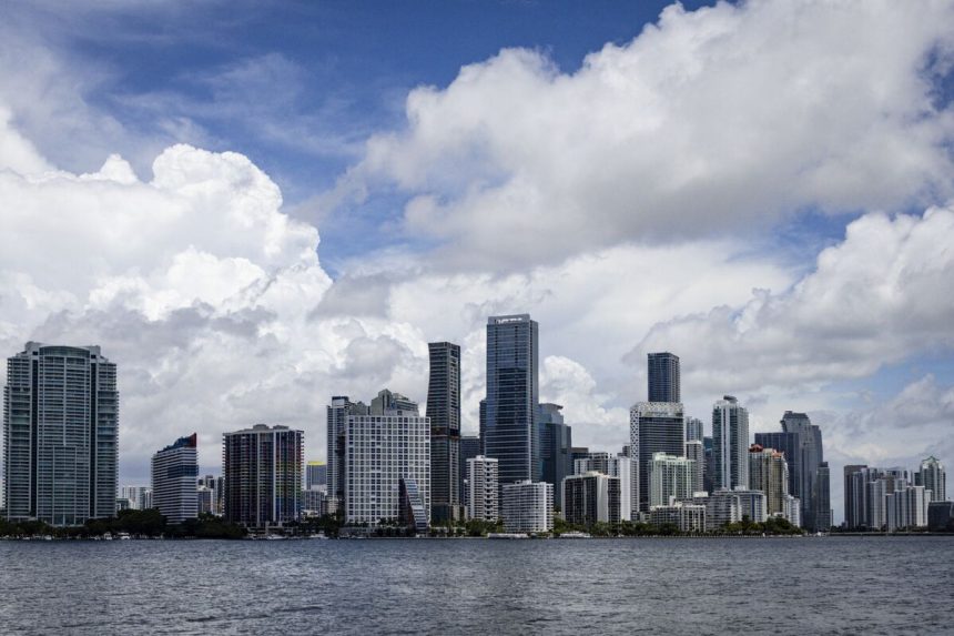 trump-para-construir-el-‘icono’-del-horizonte-de-miami-como-parte-del-regalo-de-la-tierra-de-la-biblioteca