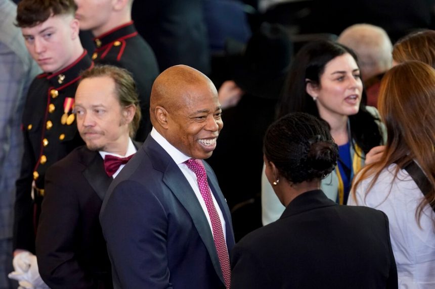 cripto-multimillonario-quiere-que-el-alcalde-de-nueva-york-adams-se-quede-en-la-carrera