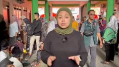 mira:-a-una-calle-lejos-de-la-escuela-colapsada-mientras-los-familiares-esperan-noticias