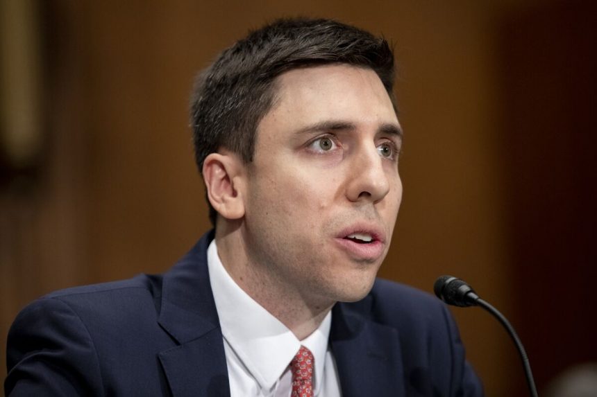 trump-nomina-a-travis-hill-para-ser-presidente-del-regulador-clave-del-banco-estadounidense