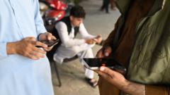 los-afganos-se-regocijan-a-medida-que-internet-regresa-despues-del-apagon-taliban