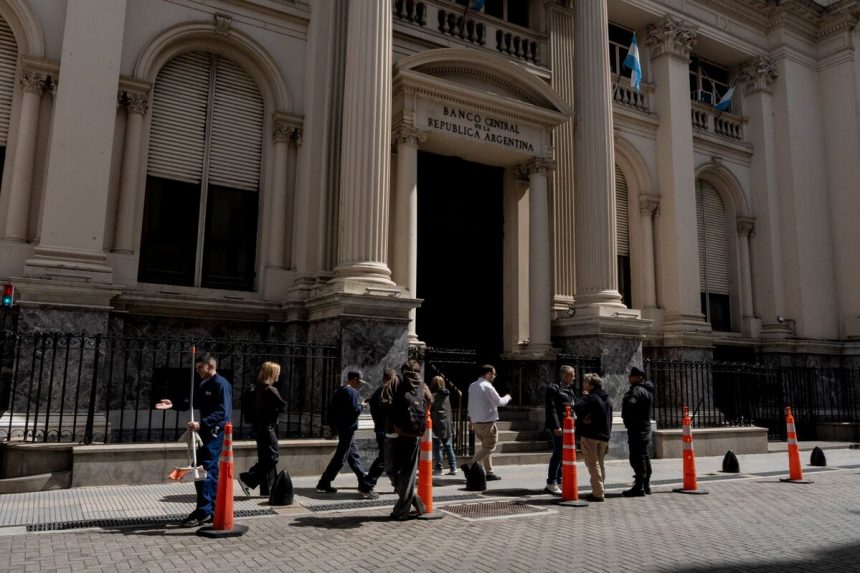 el-gobierno-de-milei-vende-dolares-nuevamente-a-medida-que-el-peso-cae-para-el-tercer-dia