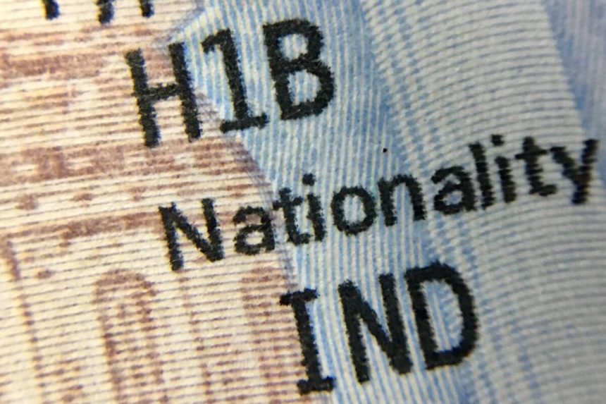 los-trabajadores-indios-enfrentan-crisis-h-1b-cuando-trump-revela-una-tarifa-de-visa-de-$-100,000