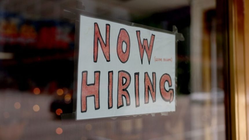 los-empleadores-de-ee-uu.-escala-la-contratacion-de-retroceso,-anuncios-de-corte-de-empleo
