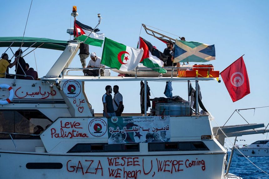 la-armada-israeli-intercepta-los-botes-de-flotilla,-detiene-los-activistas