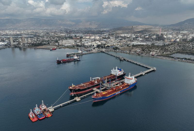 la-demanda-de-aceite-de-combustible-de-analisis-desafia-los-pronosticos-debido-a-las-interrupciones-del-mar-rojo-y-la-expansion-de-la-flota-de-sombras