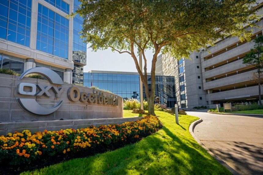occidental-jura-nuevas-grandes-ofertas-despues-de-la-venta-de-productos-quimicos-de-berkshire