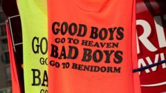 benidorm-se-toma-medidas-energicas-en-camisetas-y-articulos-lascivos-en-las-ventanas-de-las-tiendas