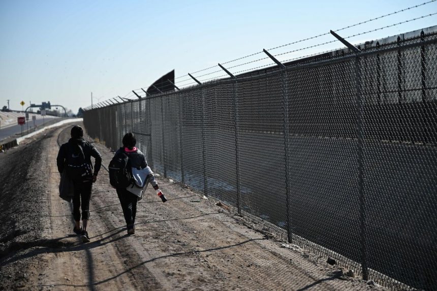 nosotros-para-ofrecer-a-los-adolescentes-migrantes-$-2,500-para-regresar-voluntariamente-a-casa
