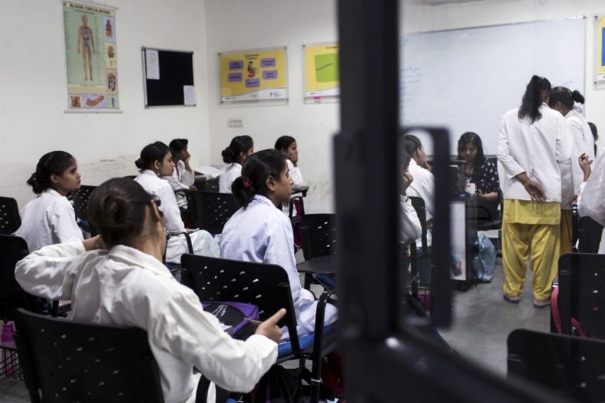 la-tarifa-de-visa-h-1b-de-$-100,000-de-trump-desafiada-por-nurse-group,-sindicatos