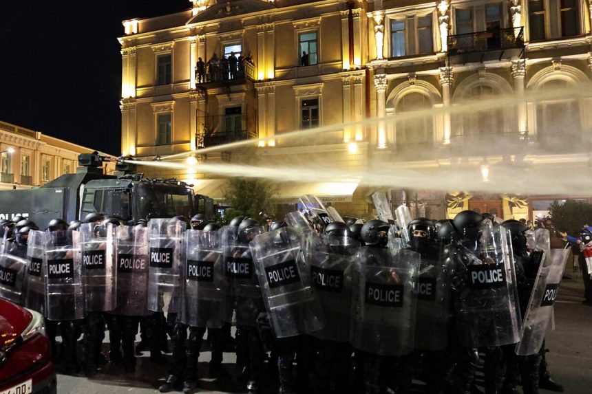 la-policia-de-georgia-riot-dispara-gases-lacrimogenos-en-enfrentamientos-con-manifestantes