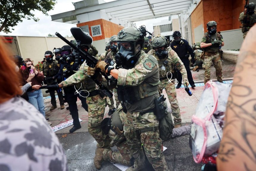 el-juez-bloquea-a-trump-en-las-tropas-de-oregon-como-guardia-ordeno-a-illinois