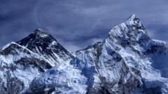 casi-1,000-personas-atrapadas-en-las-laderas-del-monte-everest