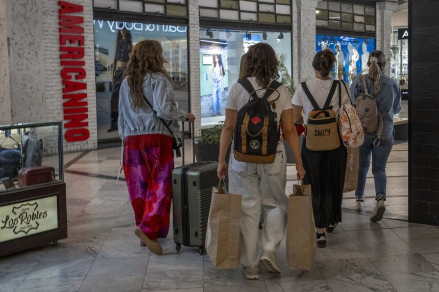 argentinos-soplan-miles-de-millones-de-compras-en-el-extranjero-y-crisis-de-divisas
