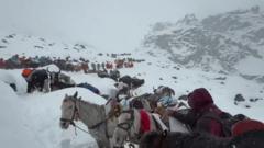 reloj:-carrera-para-llegar-a-los-excursionistas-varados-por-mount-everest-blizzard