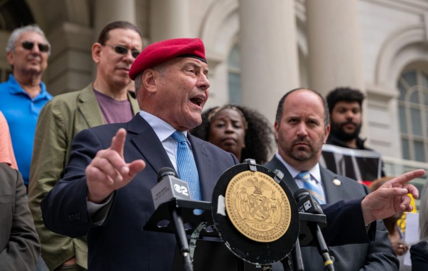 el-candidato-a-la-alcaldia-de-nueva-york,-sliwa-se-dirige-a-$-10-mil-millones-en-recortes-escolares
