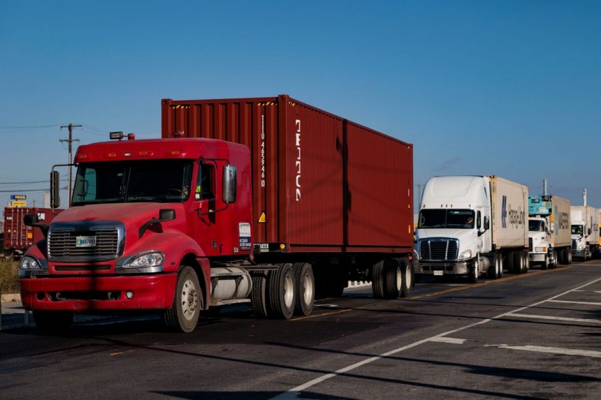 trump-dice-que-los-aranceles-estadounidenses-sobre-las-importaciones-de-camiones-pesados-​​para-comenzar-el-1-de-noviembre