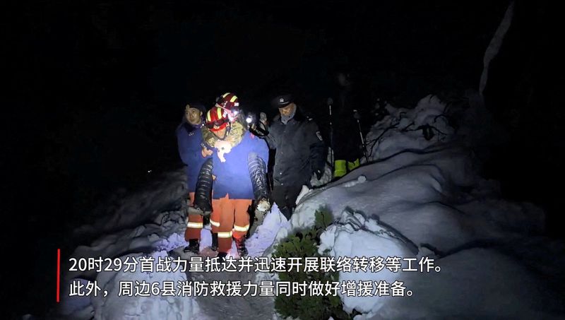 los-excursionistas-restantes-varados-cerca-del-monte-everest-en-el-tibet-son-evacuados,-dice-source
