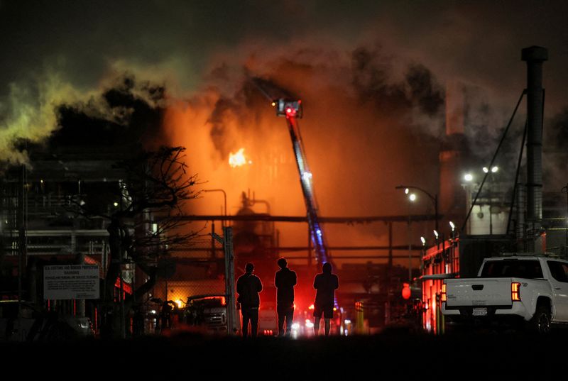 chevron-trabajando-para-reiniciar-unidades-en-el-segundo-refinery-despues-del-fuego