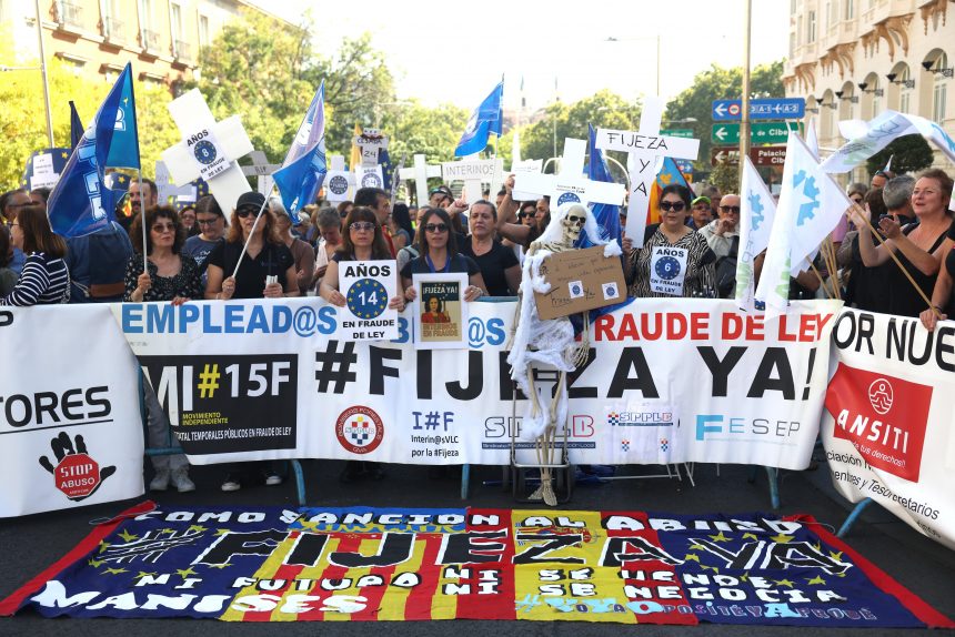 los-funcionarios-interinos-protestan-ante-el-congreso-por-el-abuso-de-la-contratacion-temporal