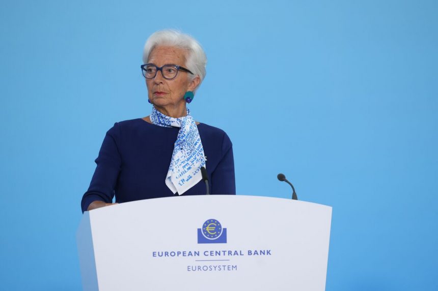 lagarde-del-bce-dice-que-las-instituciones-de-la-ue-esperan-que-francia-encuentre-un-camino-de-presupuesto
