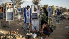 los-israelies-celebran-el-aniversario-del-7-de-octubre-mientras-continuan-las-conversaciones-sobre-el-plan-de-paz-para-gaza