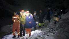 excursionistas-del-everest-guiados-hacia-un-lugar-seguro-despues-de-quedar-varados-por-una-tormenta-de-nieve