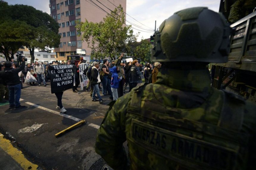 una-turba-que-lanza-piedras-embosca-a-la-caravana-del-presidente-de-ecuador
