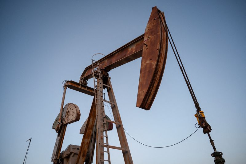 el-petroleo-sube-alrededor-de-un-1%-a-medida-que-disminuyen-los-temores-de-exceso-de-oferta-despues-de-que-la-opep+-limite-el-aumento-de-la-produccion
