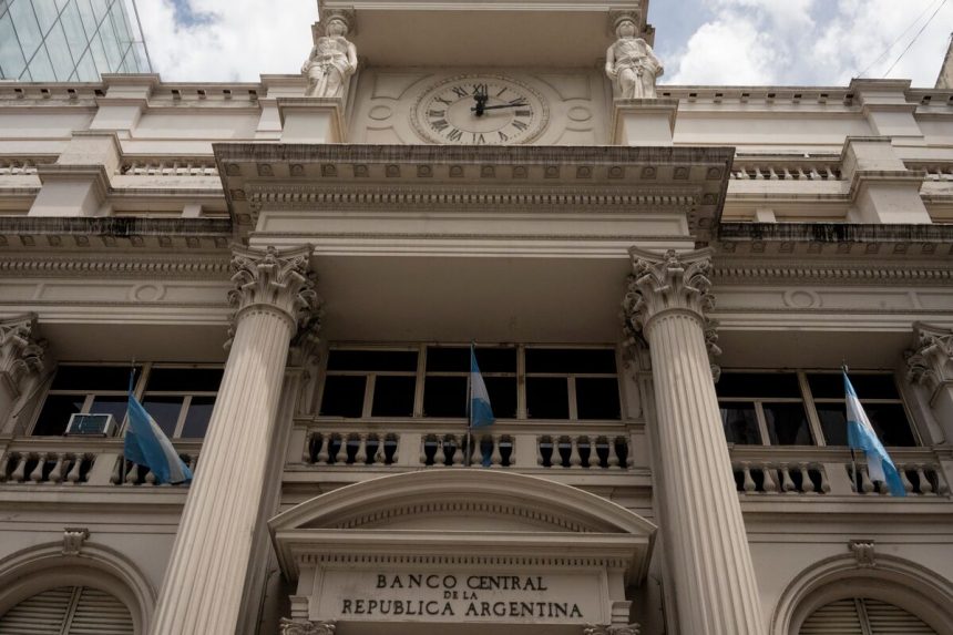 argentina-hace-todo-lo-posible-en-la-defensa-de-milei-del-fragil-peso