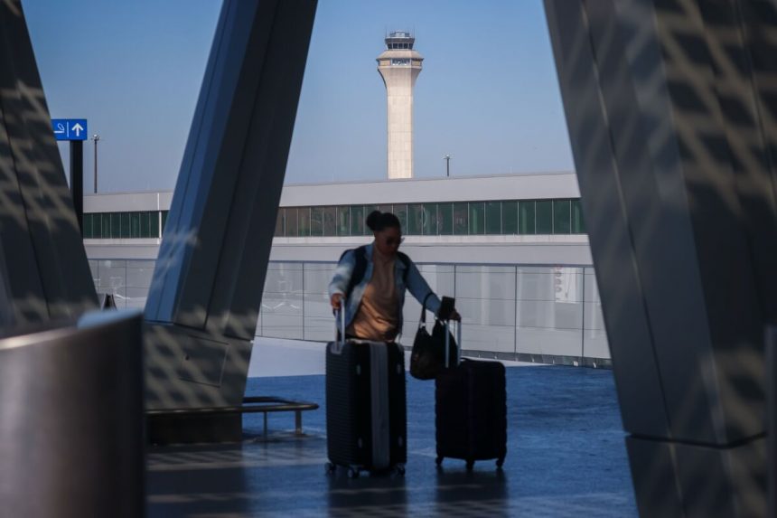 las-interrupciones-en-los-viajes-aereos-aumentan-la-presion-sobre-el-congreso-para-lograr-un-acuerdo-de-cierre