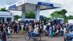«el-negocio-esta-paralizado»:-el-bloqueo-de-combustible-de-los-yihadistas-de-mali-golpea-la-capital