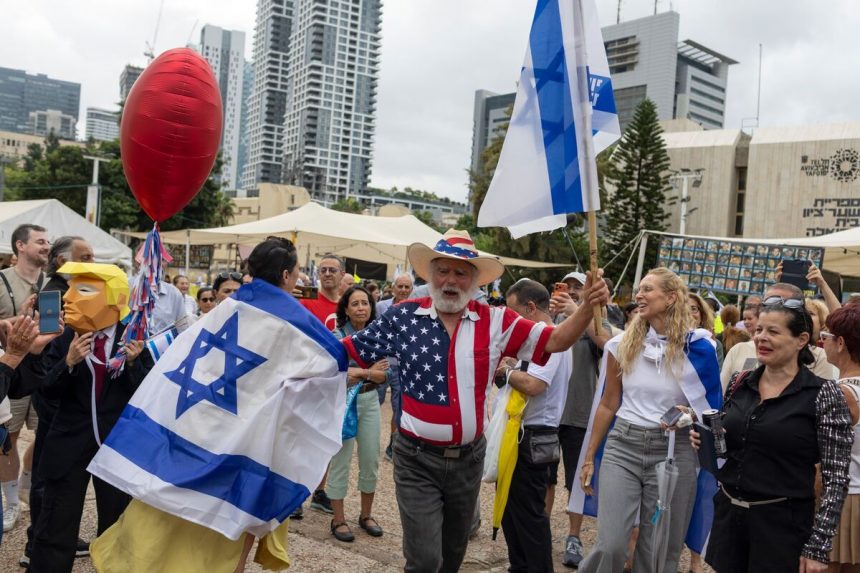 partidarios-de-los-rehenes-acuden-en-masa-a-tel-aviv-para-celebrar-el-fin-de-la-vigilancia