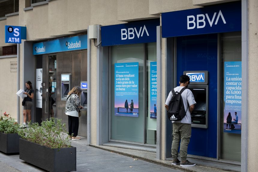 la-opa-a-pie-de-oficina:-los-clientes-del-bbva-y-el-sabadell-replican-el-relato-de-los-grandes-jefes