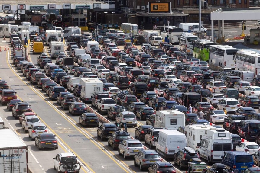los-viajeros-corren-el-riesgo-de-sufrir-retrasos-en-la-frontera-cuando-los-controles-de-la-ue-comienzan-el-domingo